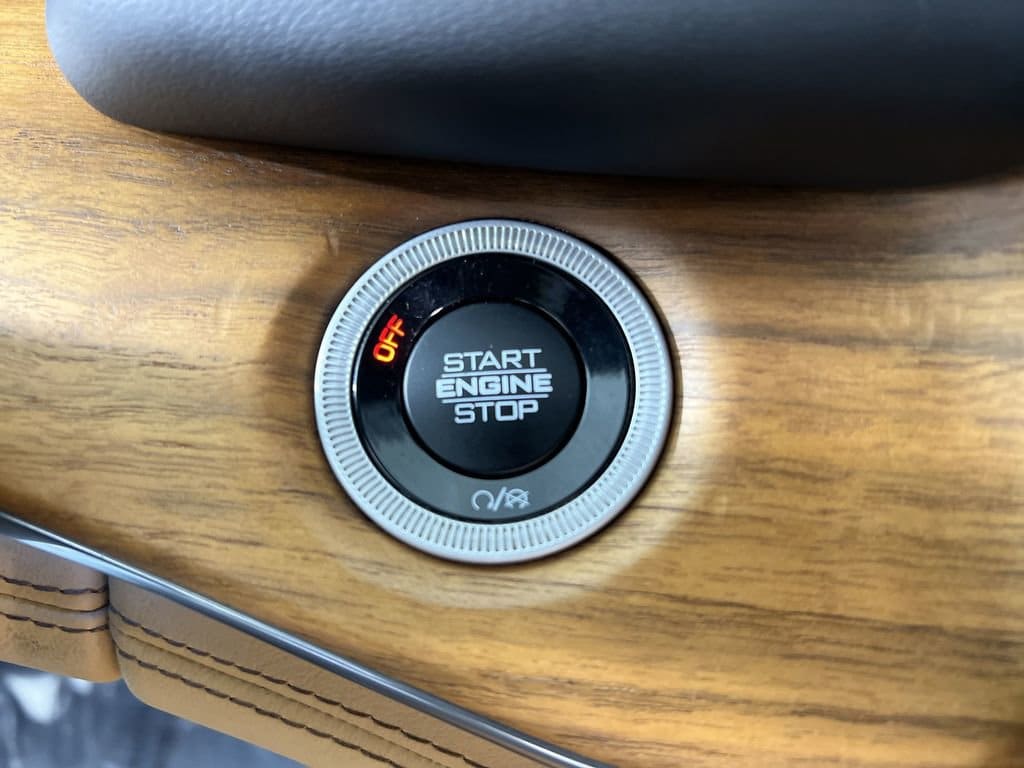 Used 2022 Midnight Sky Jeep Summit image 18