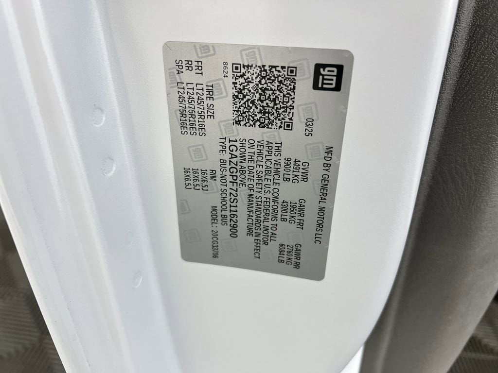 Used 2025 Summit White Chevrolet LT image 31