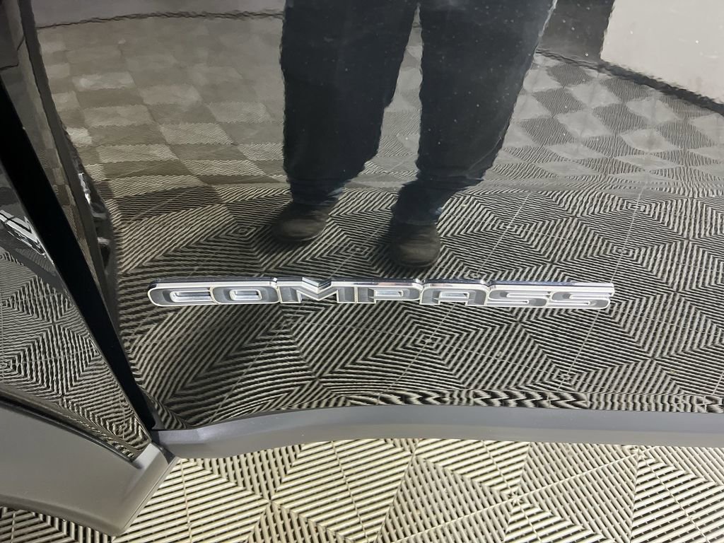 Used 2023 Diamond Black Crystal Pearlcoat Jeep Limited image 30