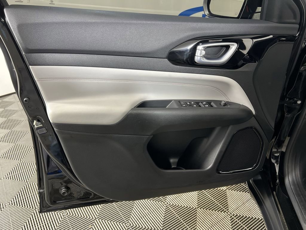 Used 2023 Diamond Black Crystal Pearlcoat Jeep Limited image 21