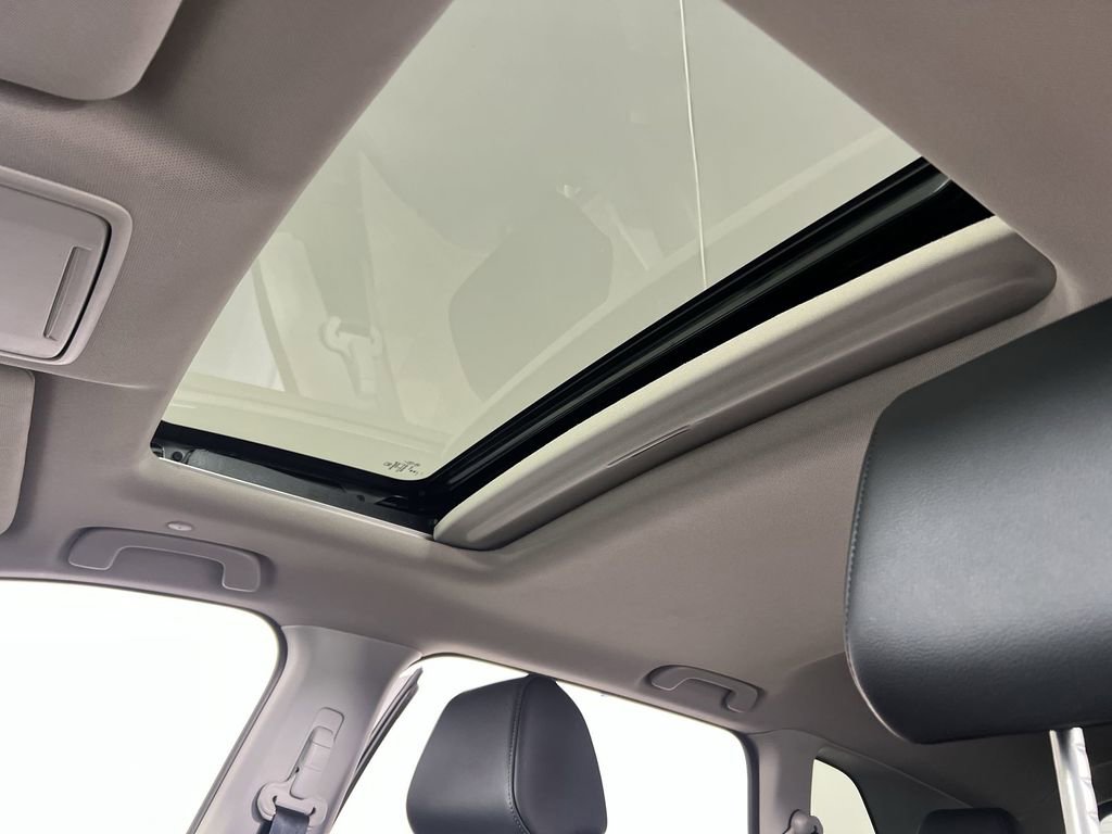 Used 2024 Lunar Silver Honda EX-L image 19