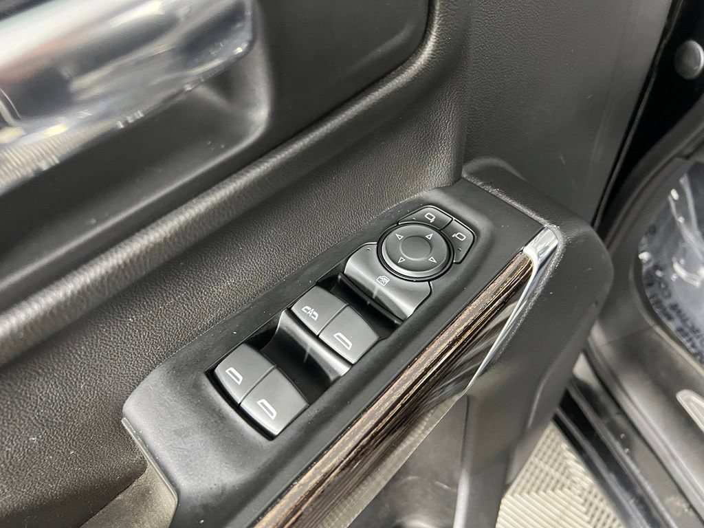 Used 2019 Onyx Black GMC SLE image 17