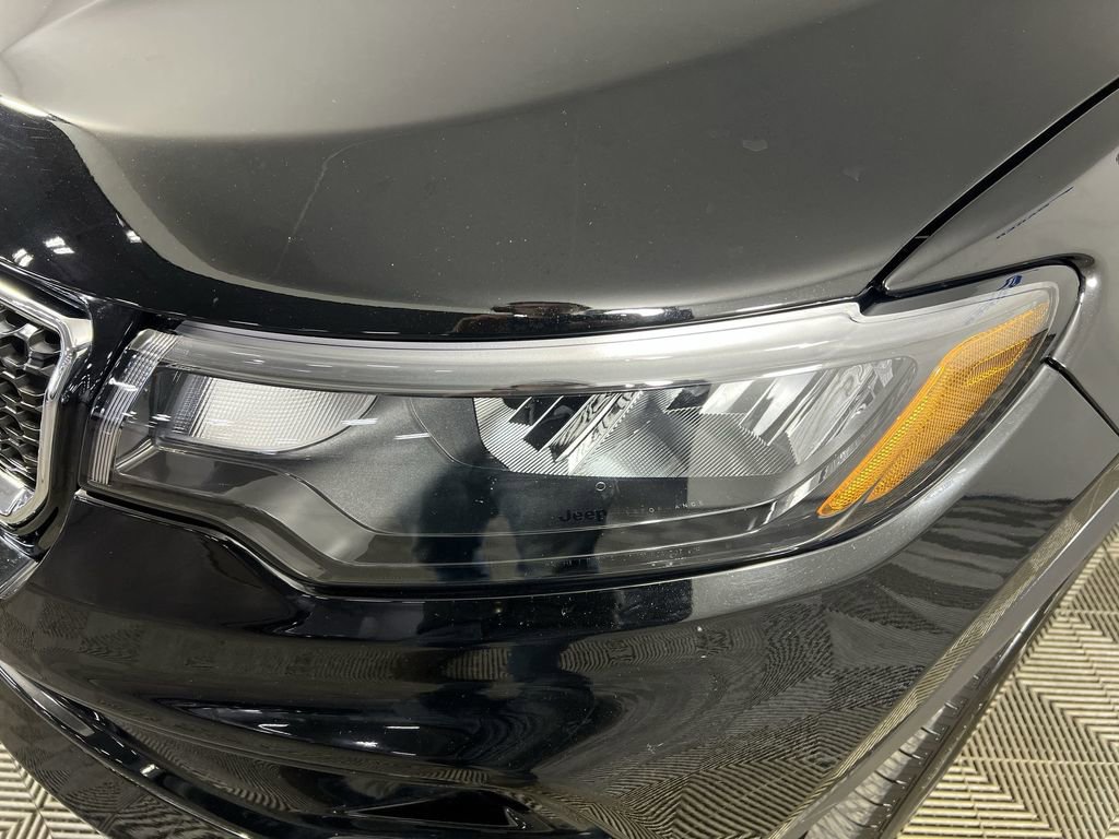 Used 2023 Diamond Black Crystal Pearlcoat Jeep Limited image 33