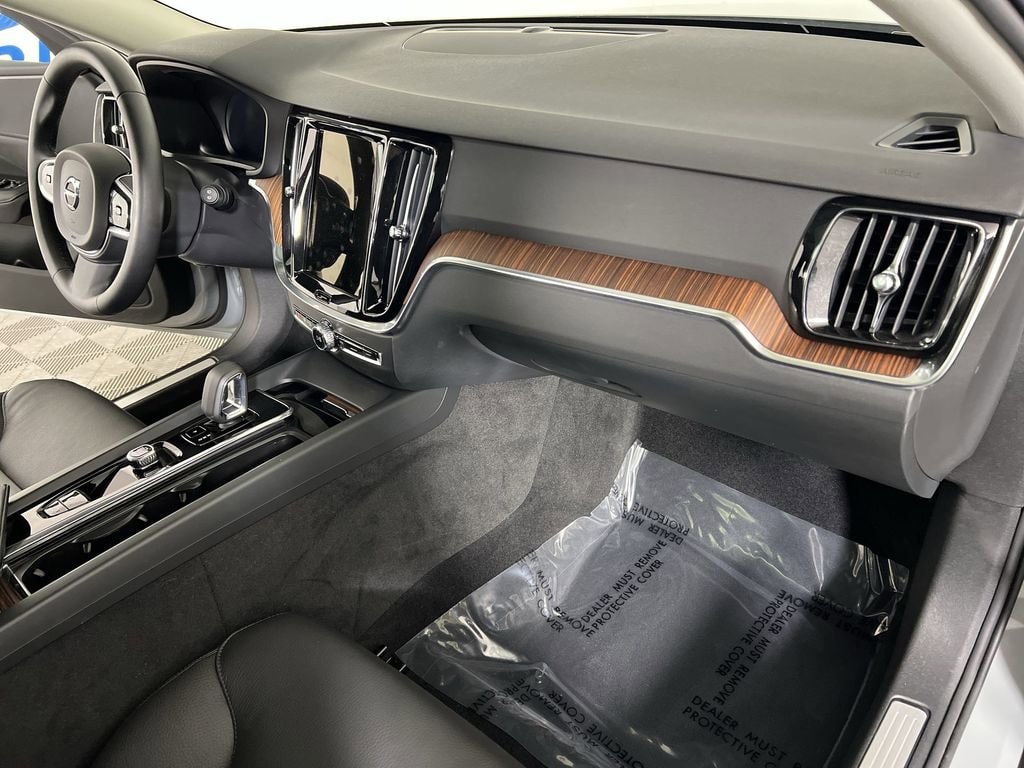 Used 2025 Vapour Gray Metallic Volvo B5 Plus image 28