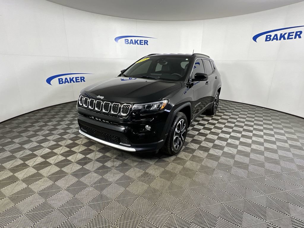 Used 2023 Diamond Black Crystal Pearlcoat Jeep Limited image 5