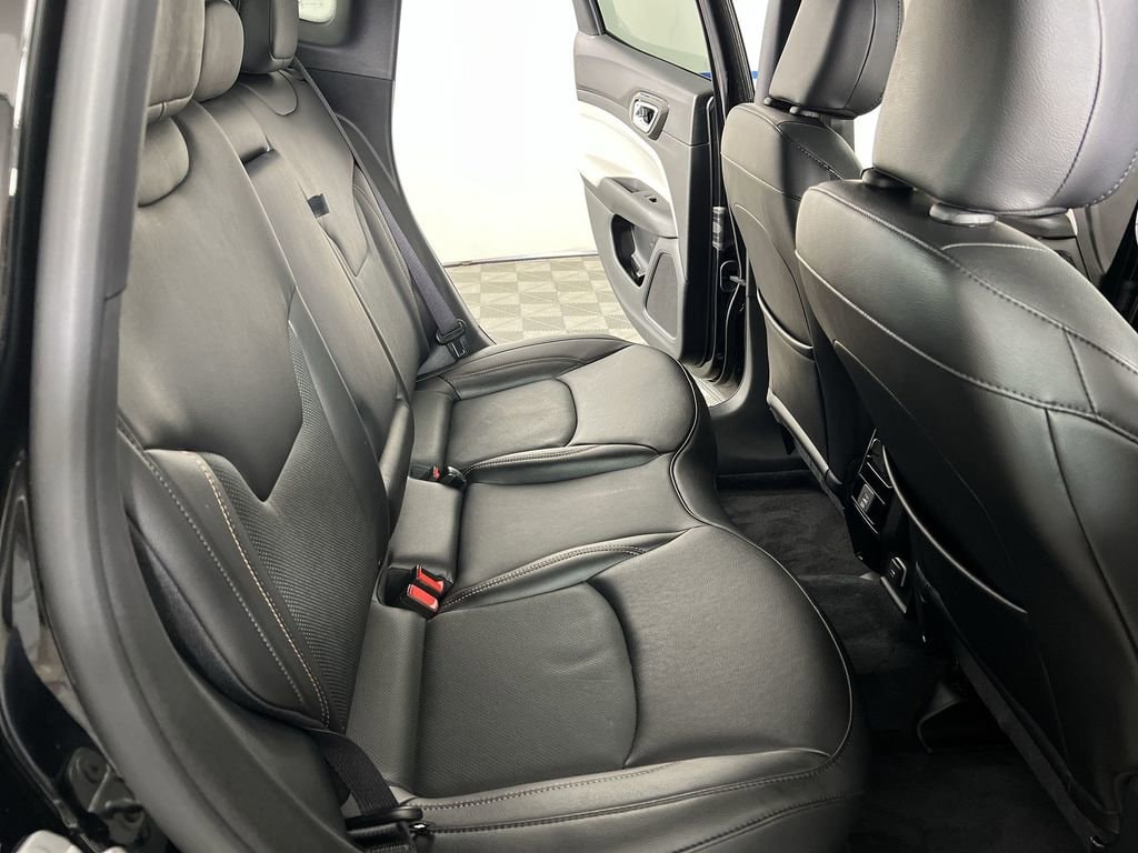 Used 2023 Diamond Black Crystal Pearlcoat Jeep Limited image 25