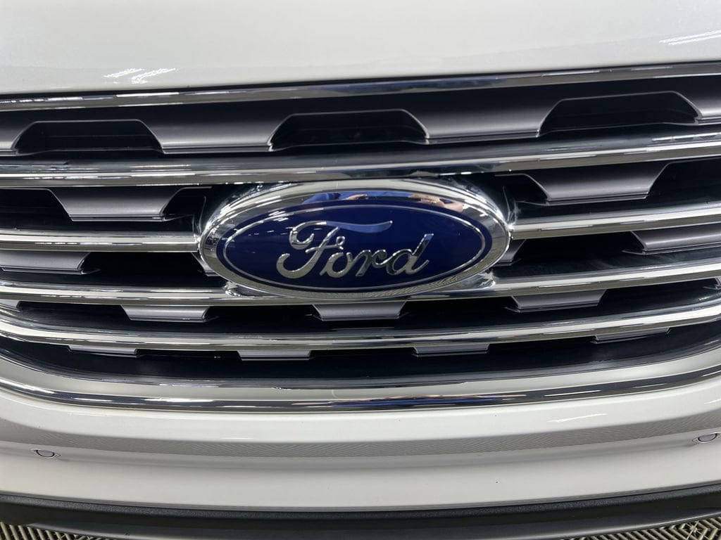 Used 2022 Star White Tri-Coat Ford Titanium image 31