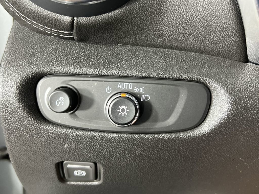 Used 2025 Sterling Gray Chevrolet LT w/2LT image 18