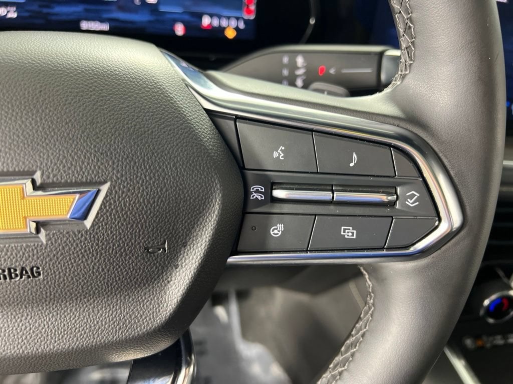 Used 2025 Iridescent Pearl Tricoat Chevrolet Premier image 22