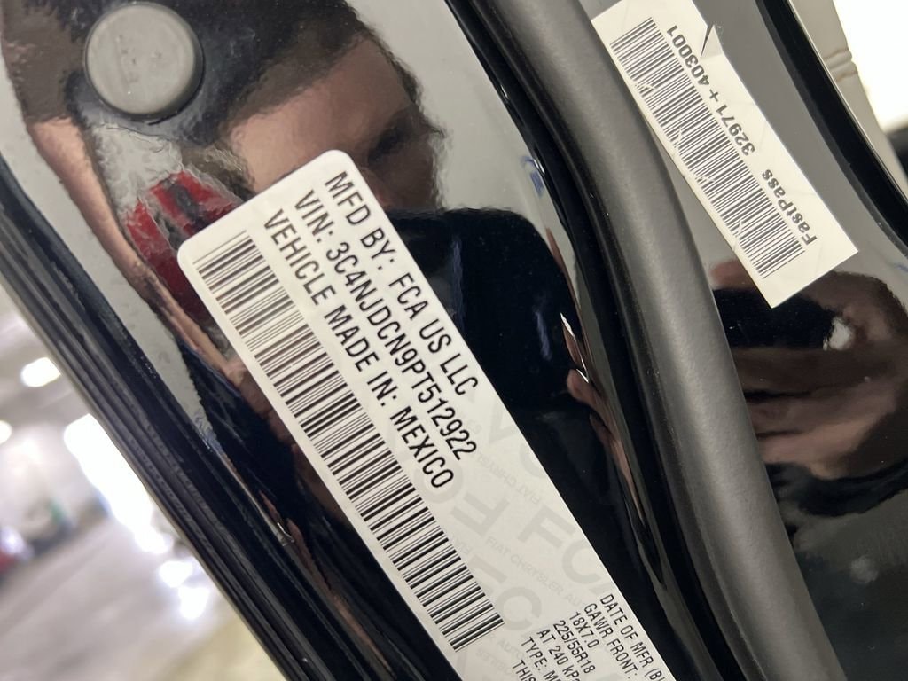 Used 2023 Diamond Black Crystal Pearlcoat Jeep Limited image 32