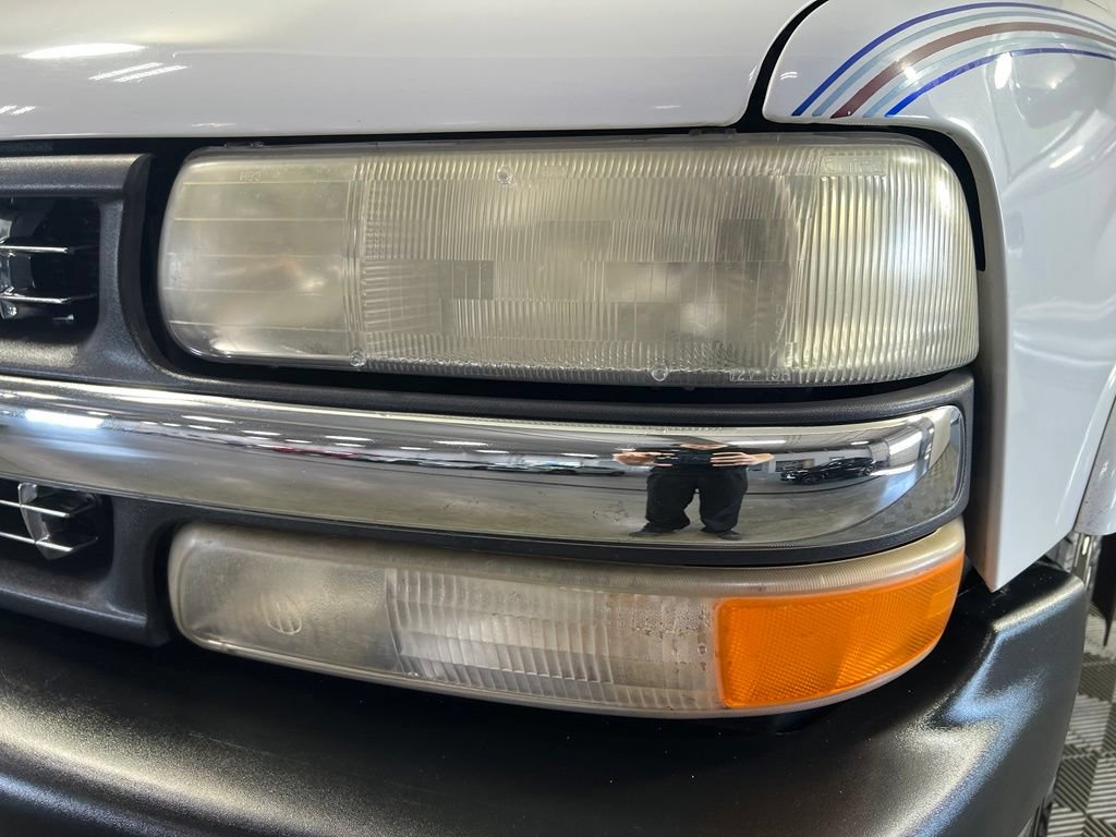 Used 2000 Summit White Chevrolet LT image 27
