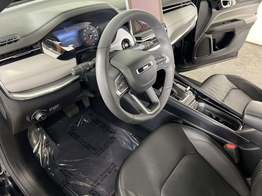 Used 2023 Diamond Black Crystal Pearlcoat Jeep Limited image 11