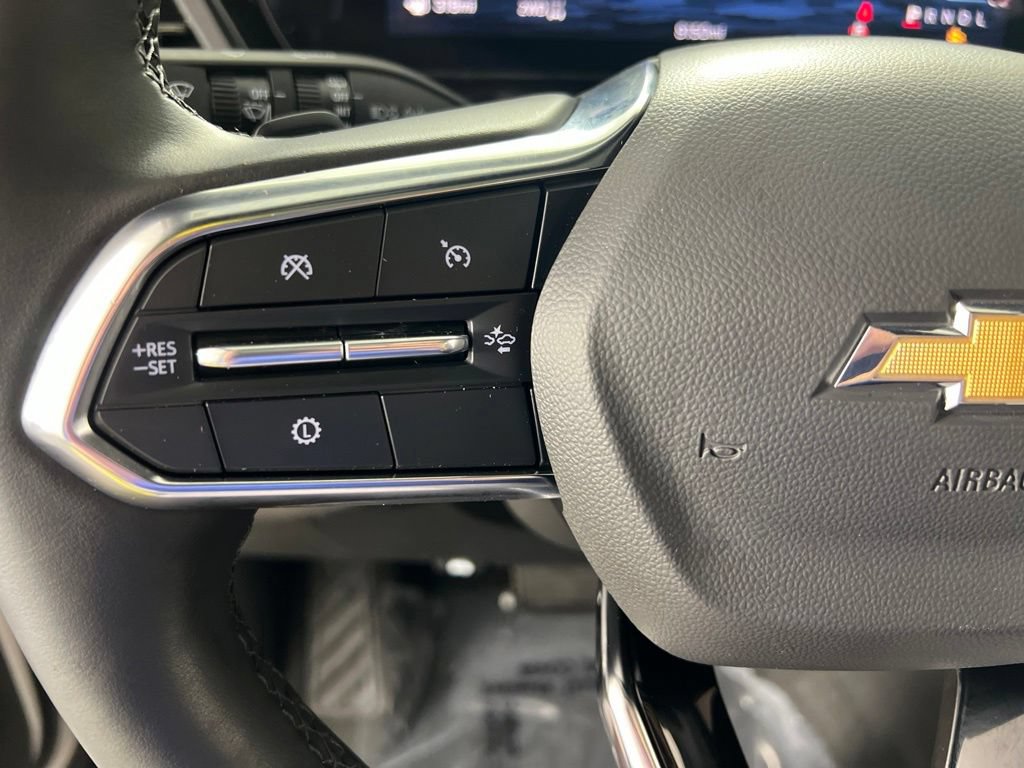 Used 2025 Iridescent Pearl Tricoat Chevrolet Premier image 21