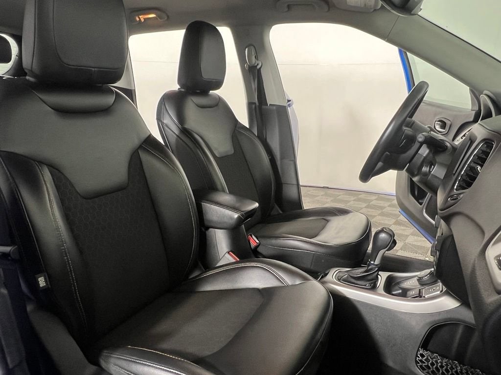 Used 2018 Laser Blue Pearlcoat Jeep Latitude 4x4 image 12