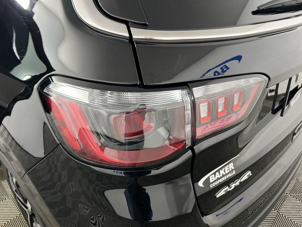 Used 2023 Diamond Black Crystal Pearlcoat Jeep Limited image 34