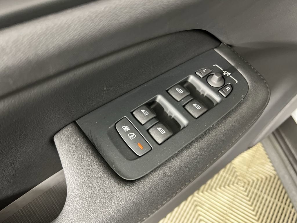 Used 2025 Vapour Gray Metallic Volvo B5 Plus image 23