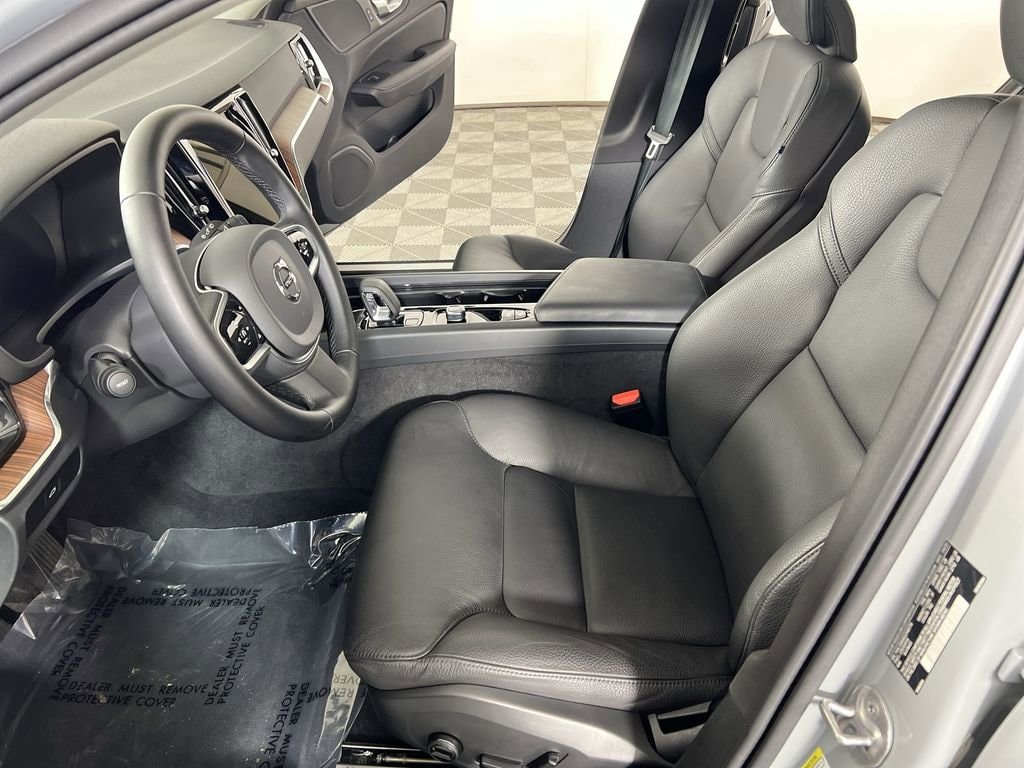 Used 2025 Vapour Gray Metallic Volvo B5 Plus image 20