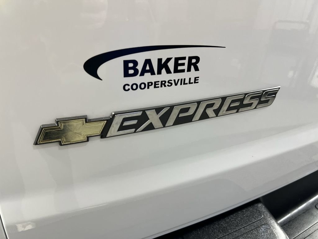 Used 2025 Summit White Chevrolet LT image 29