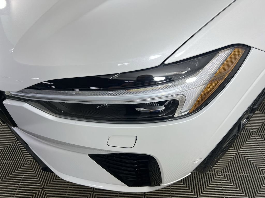 Used 2023 Crystal White Volvo B6 AWD Ultimate Dark image 35