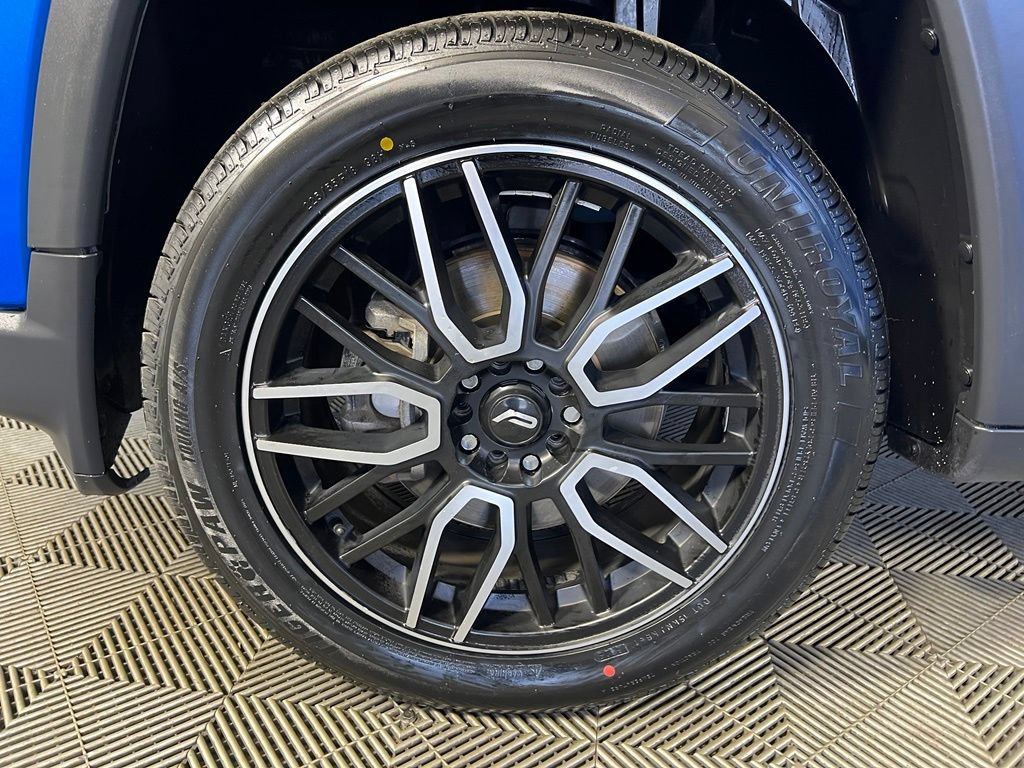 Used 2018 Laser Blue Pearlcoat Jeep Latitude 4x4 image 32