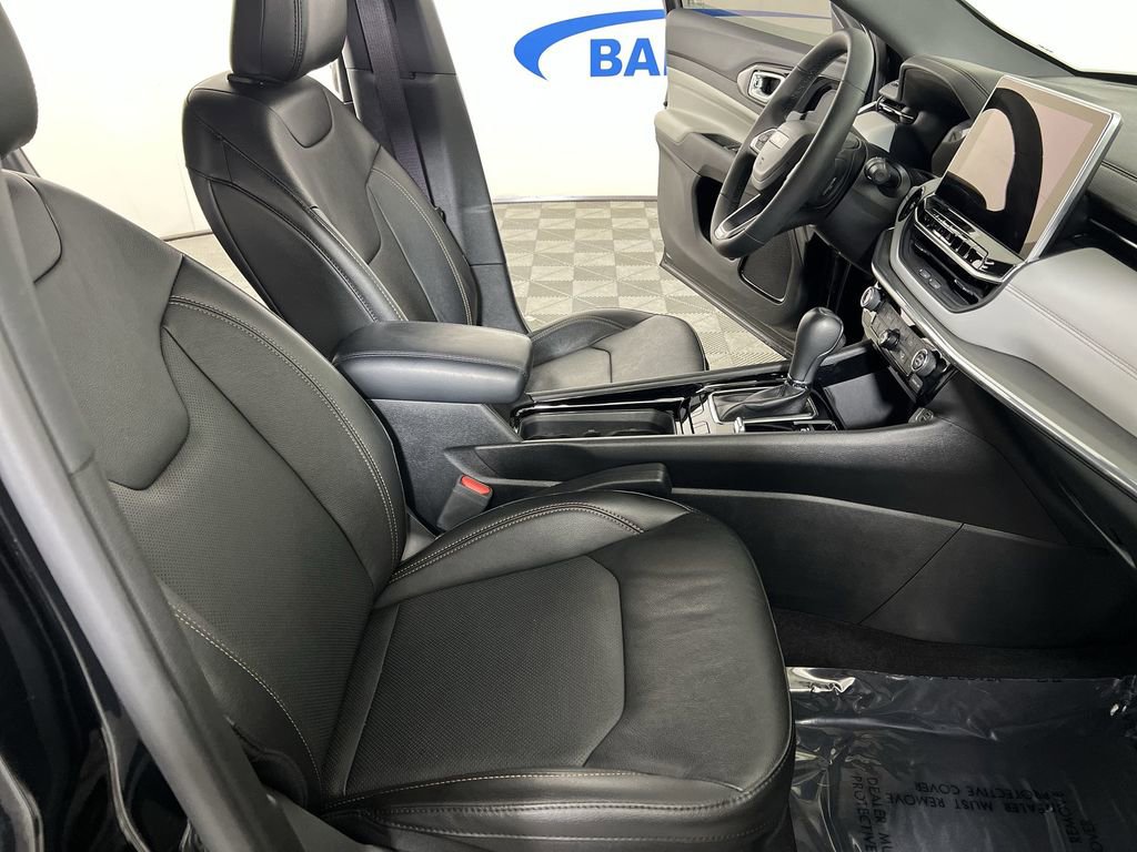 Used 2023 Diamond Black Crystal Pearlcoat Jeep Limited image 26