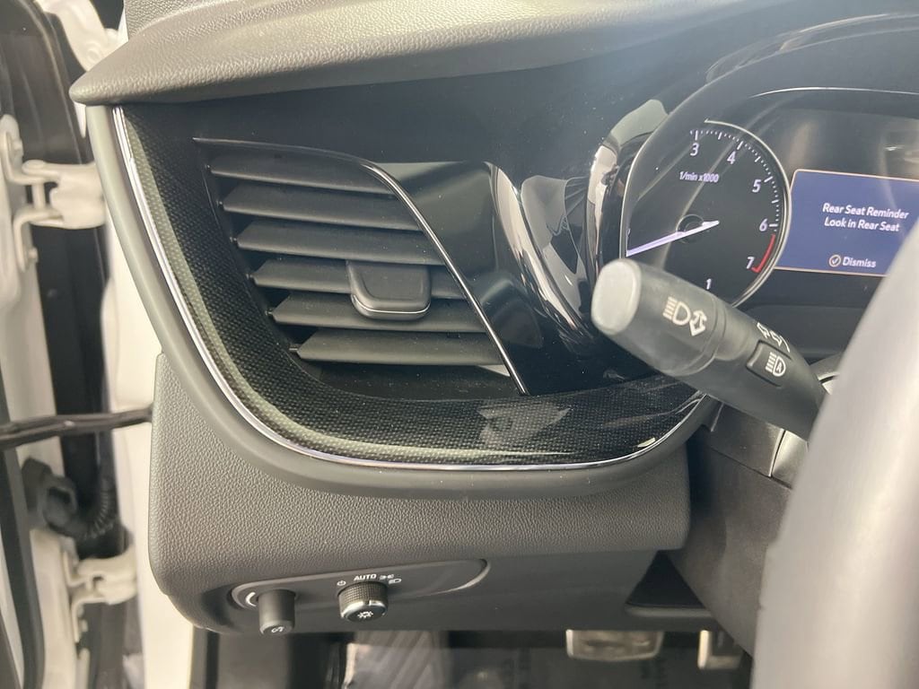 Used 2023 Summit White Buick Essence image 18