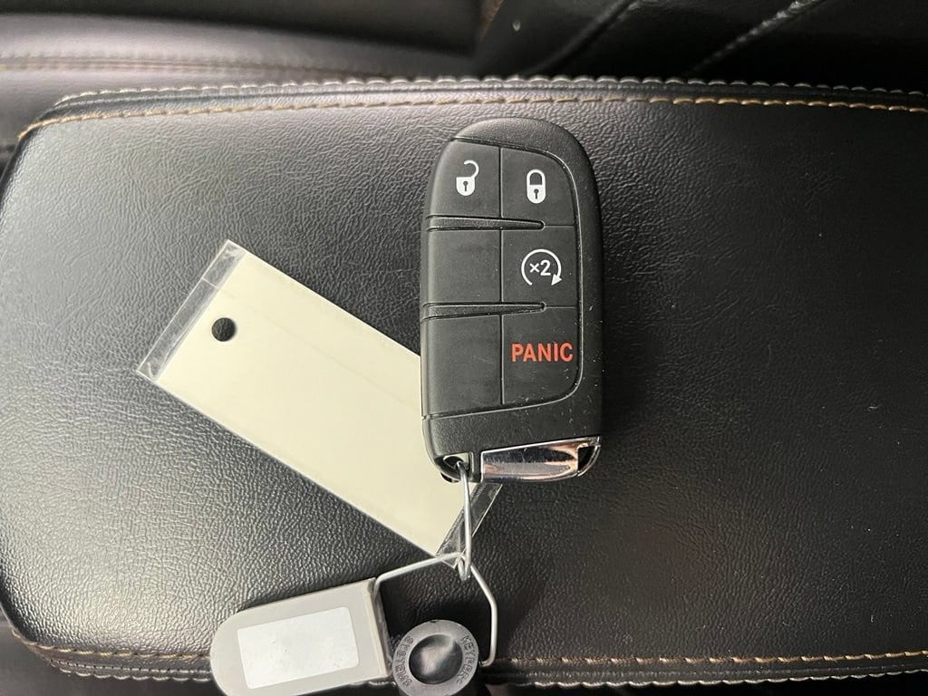 Used 2018 Laser Blue Pearlcoat Jeep Latitude 4x4 image 34