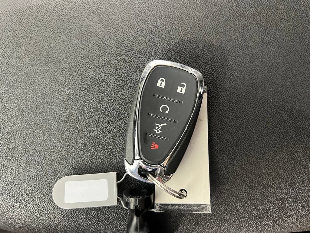 Used 2024 Summit White Chevrolet LT w/1LT image 34