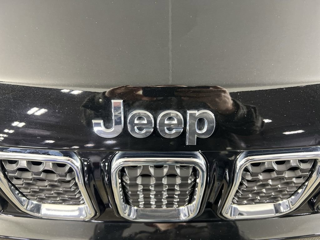 Used 2023 Diamond Black Crystal Pearlcoat Jeep Limited image 29