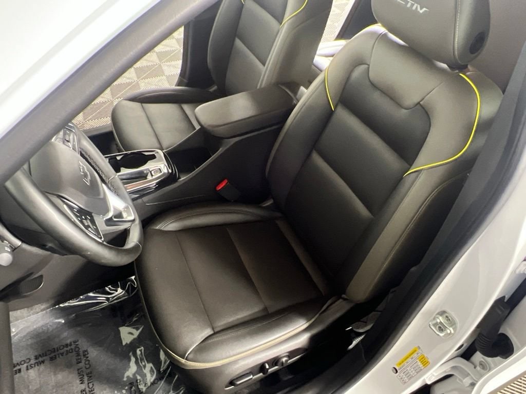 Used 2025 Summit White Chevrolet ACTIV image 17