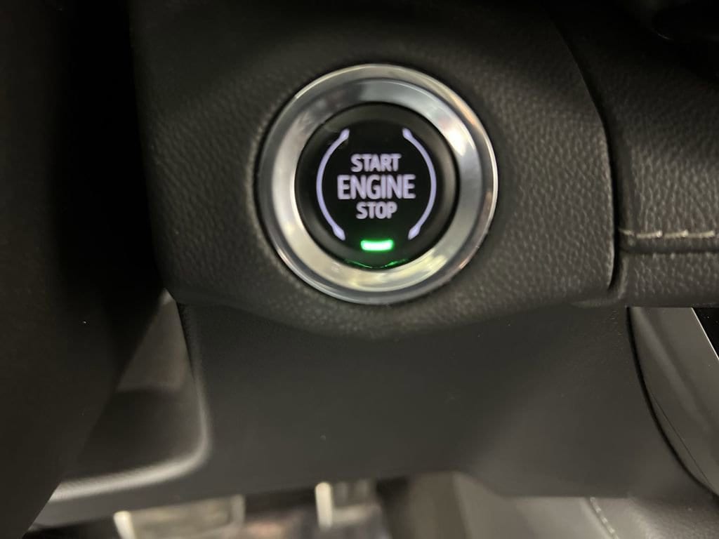 Used 2023 Summit White Buick Essence image 17