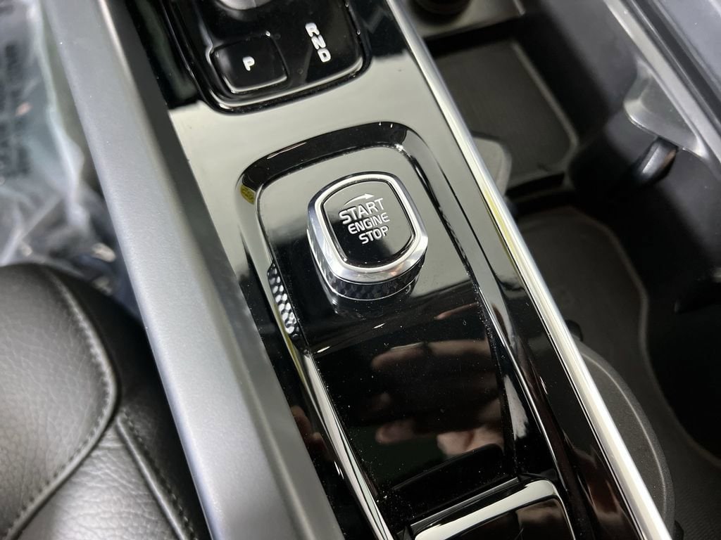 Used 2025 Vapour Gray Metallic Volvo B5 Plus image 18