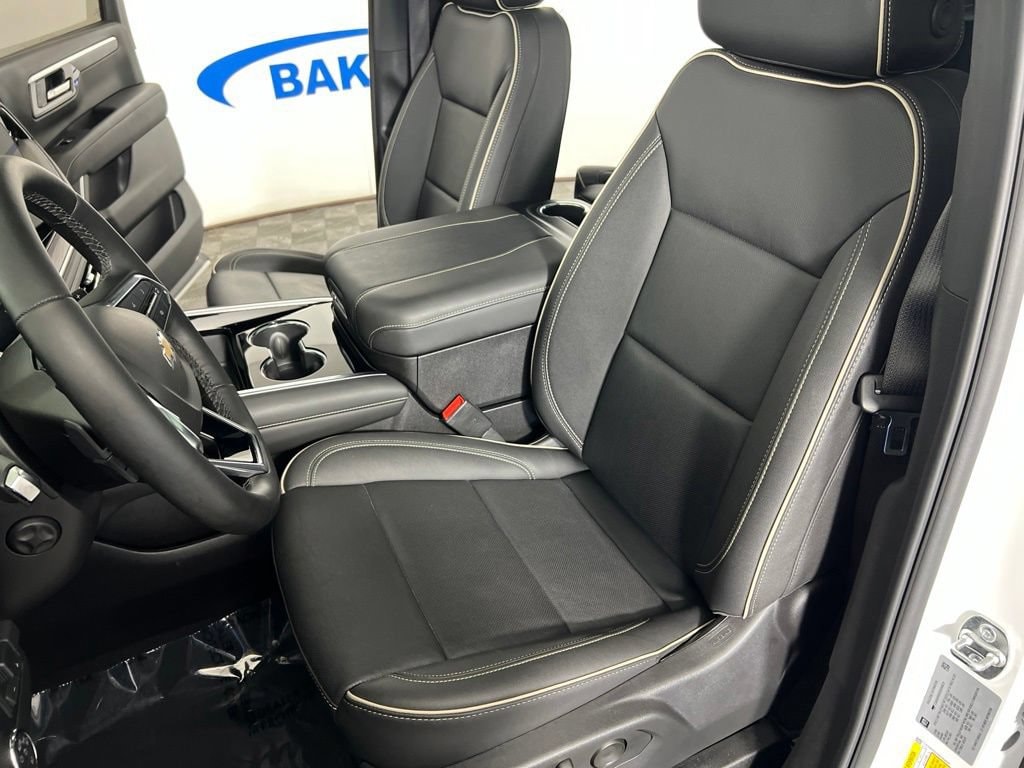 Used 2025 Iridescent Pearl Tricoat Chevrolet Premier image 19