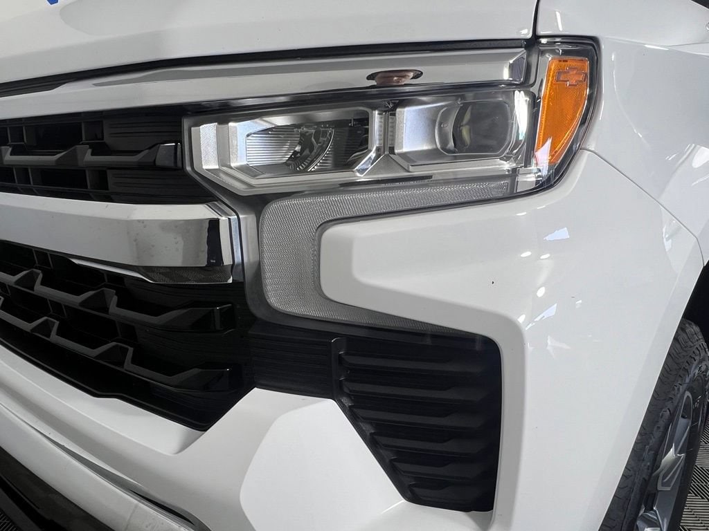 Used 2024 Summit White Chevrolet LT image 32