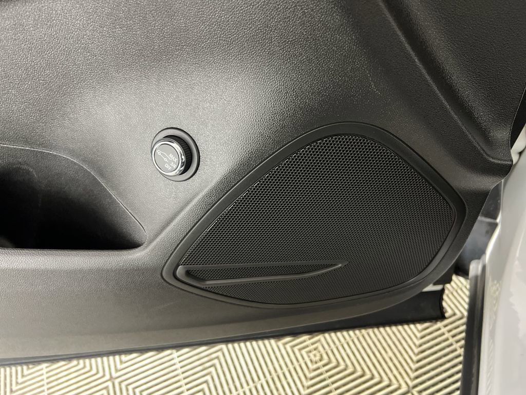 Used 2023 Summit White Buick Essence image 24