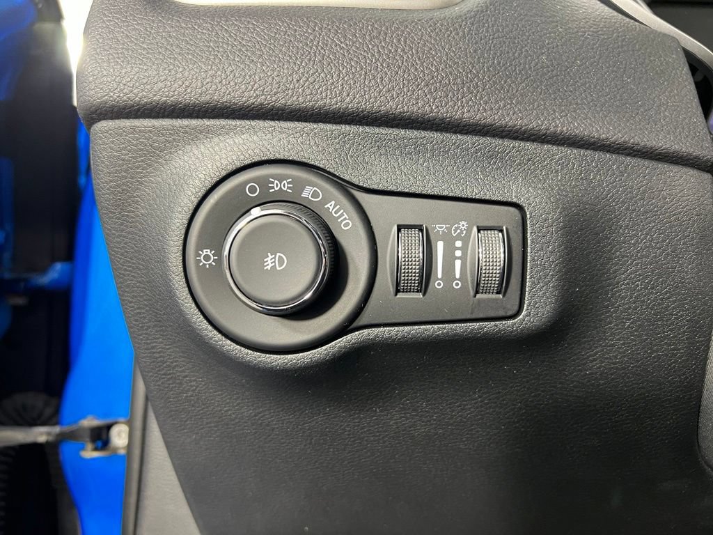Used 2018 Laser Blue Pearlcoat Jeep Latitude 4x4 image 29