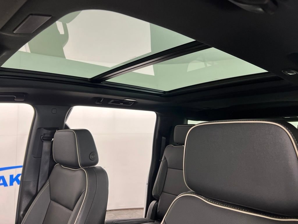Used 2025 Iridescent Pearl Tricoat Chevrolet Premier image 18