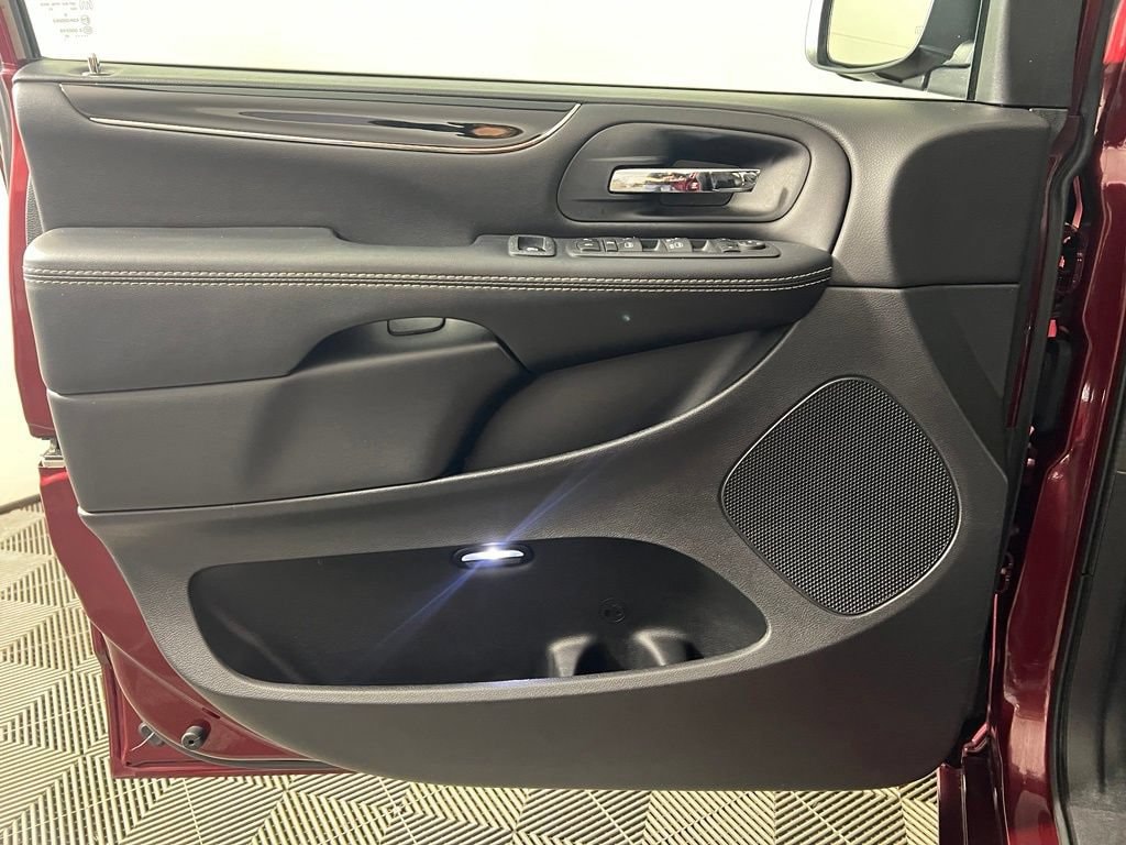 Used 2020 Octane Red Pearlcoat Dodge SXT image 18