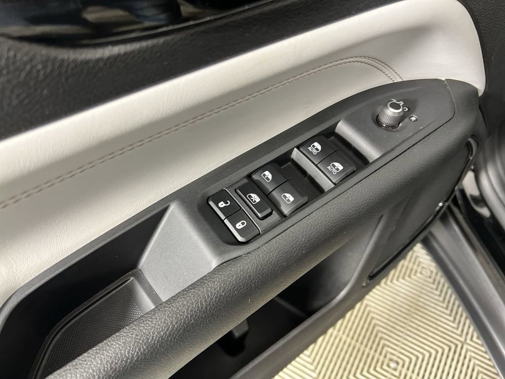 Used 2023 Diamond Black Crystal Pearlcoat Jeep Limited image 22