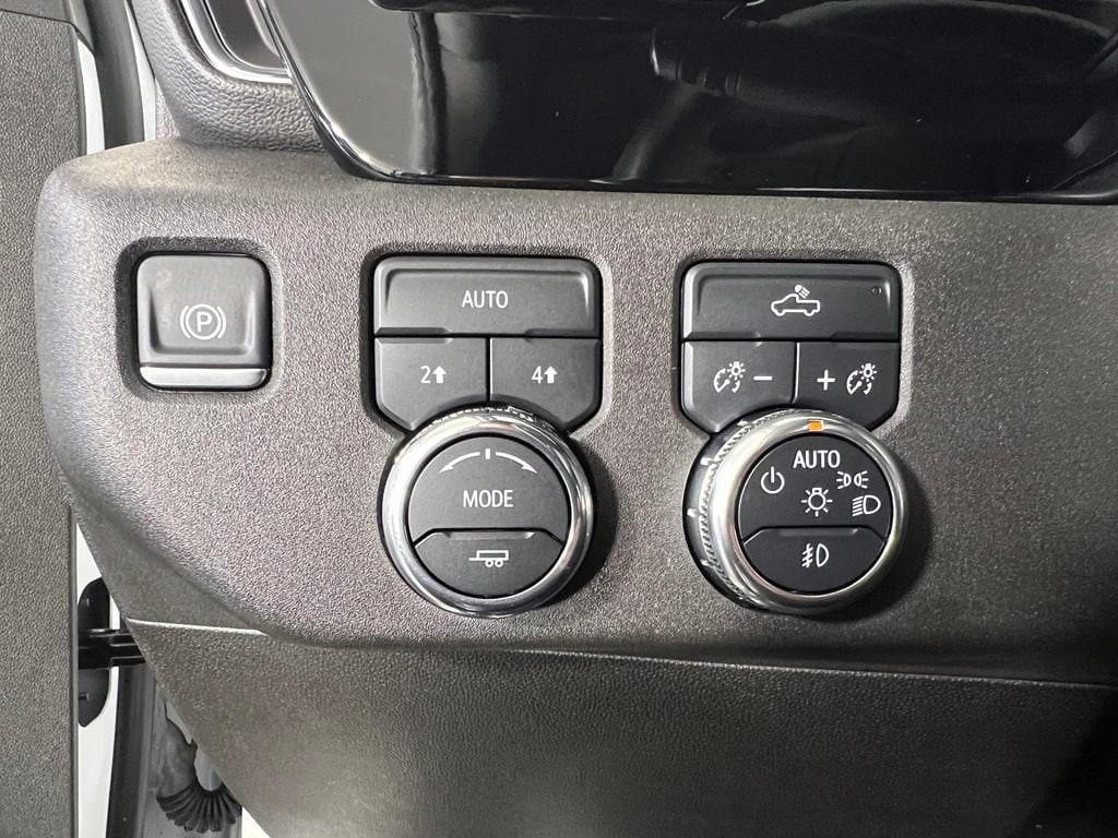 Used 2024 Summit White GMC Elevation w/3VL image 30