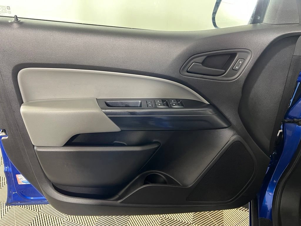 Used 2018 Kinetic Blue Chevrolet WT image 27