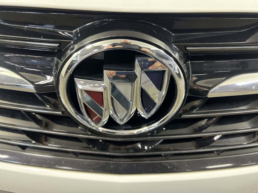 Used 2023 Summit White Buick Essence image 31