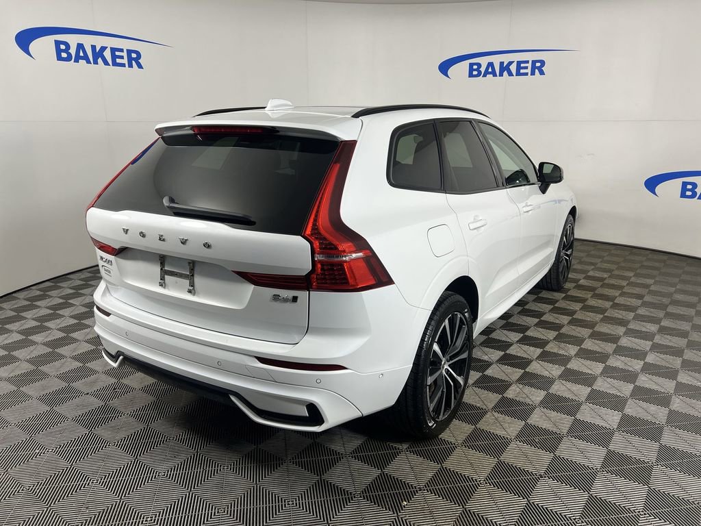 Used 2023 Crystal White Volvo B6 AWD Ultimate Dark image 9