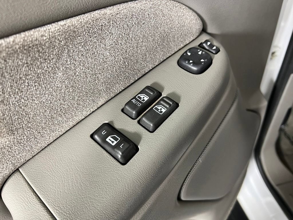 Used 2000 Summit White Chevrolet LT image 16