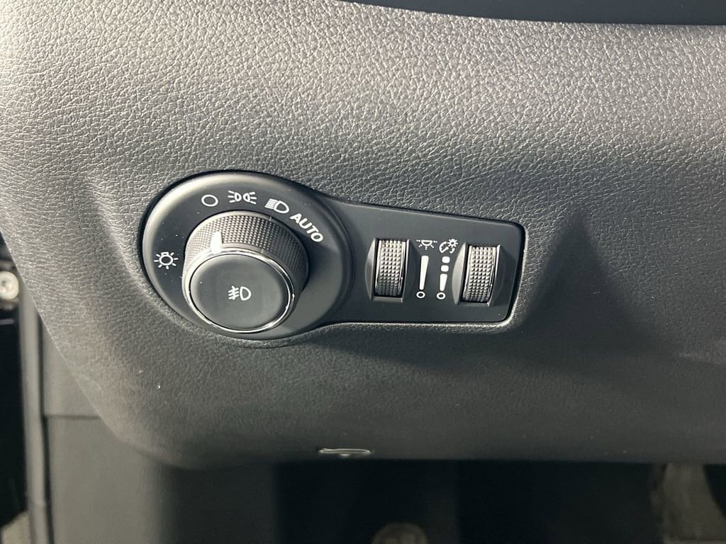 Used 2023 Diamond Black Crystal Pearlcoat Jeep Limited image 18