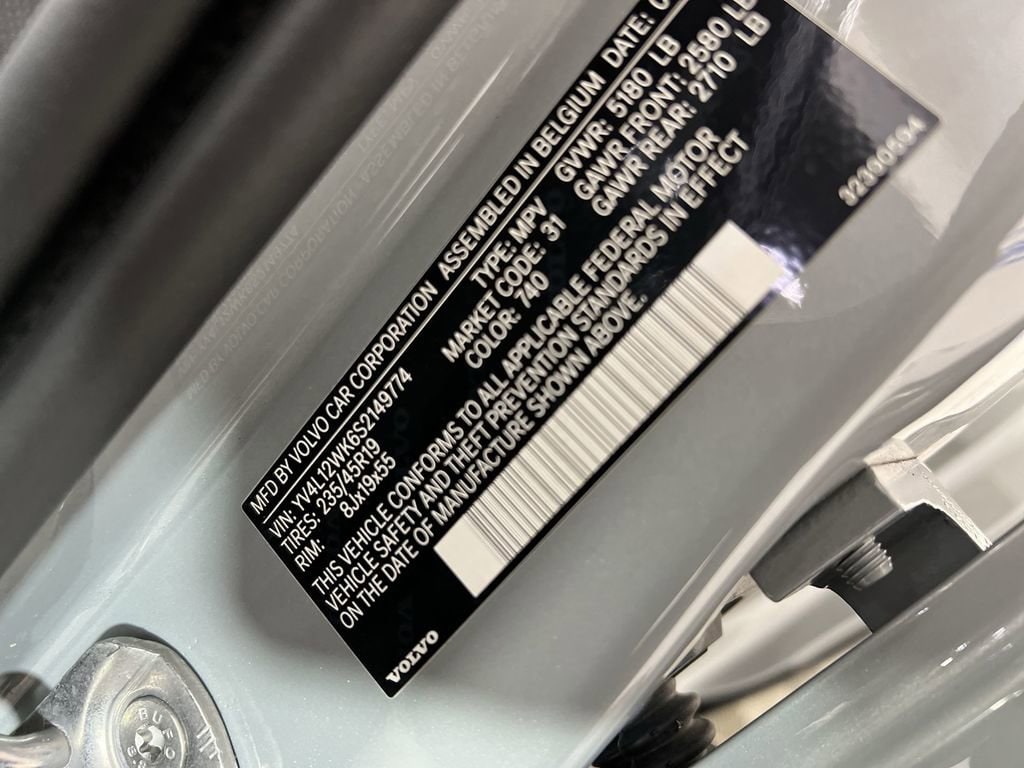 Used 2025 Vapour Gray Metallic Volvo B5 Plus image 33