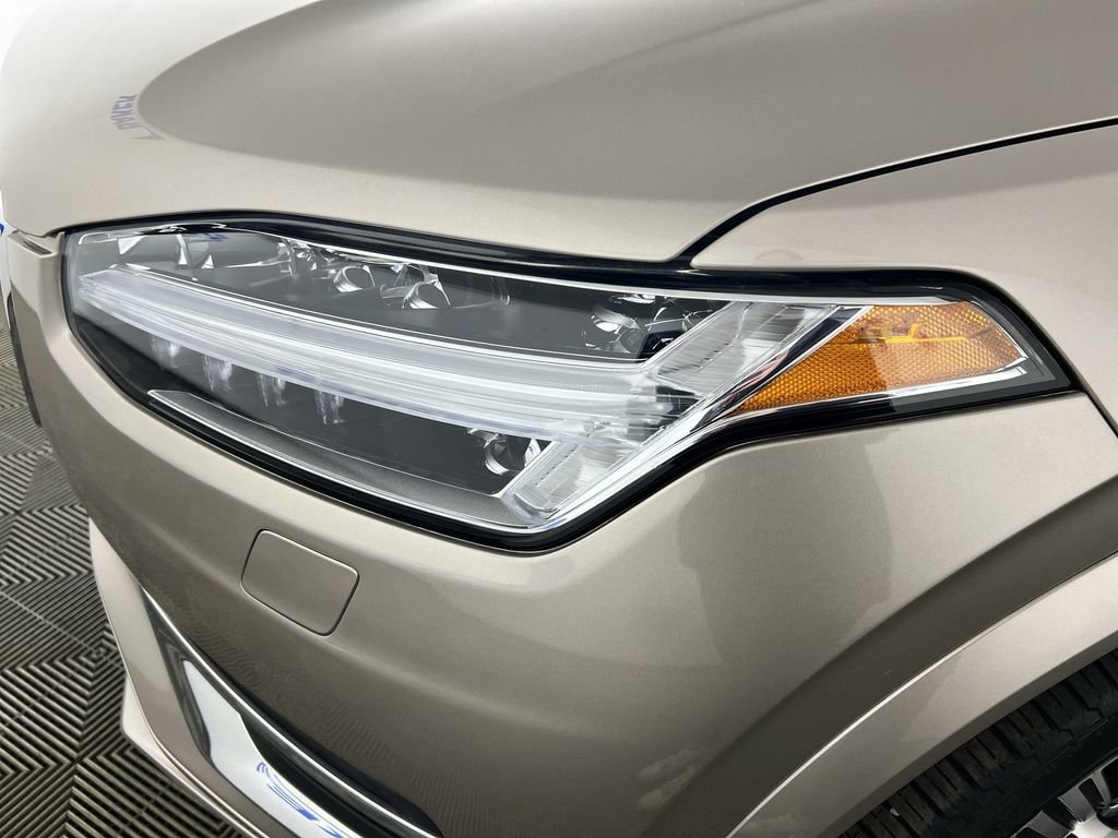 Used 2023 Bright Dusk Volvo B6 AWD Ultimate 6-Seater image 37