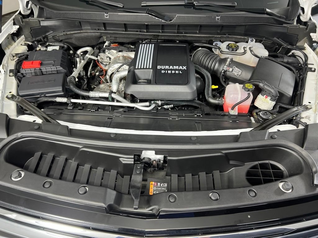 Used 2025 Iridescent Pearl Tricoat Chevrolet Premier image 28