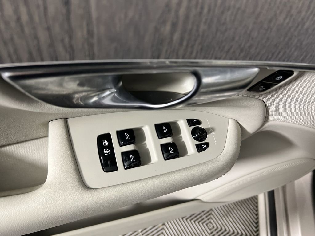 Used 2023 Bright Dusk Volvo B6 AWD Ultimate 6-Seater image 25