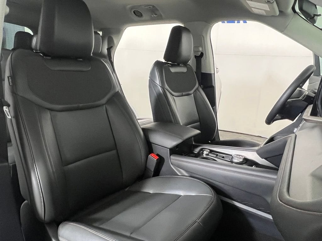 Used 2025 White Metallic Ford Active image 12